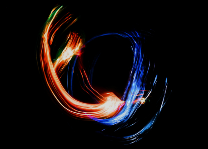 lumière rouge et bleu en mouvement sur fond noir