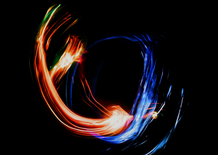 image fond noir avec des tracés de lumière rouge et bleu